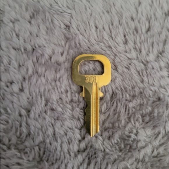 Looking for a LV key #308 gold key. Look no further I have an extra one on hand! - Picture 1 of 1